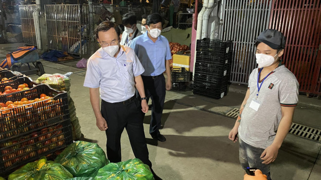 Bí thư Thành ủy TP HCM Nguyễn Văn Nên kiểm tra chợ Bình Điền - 3
