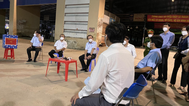 Bí thư Thành ủy TP HCM Nguyễn Văn Nên kiểm tra chợ Bình Điền - 2