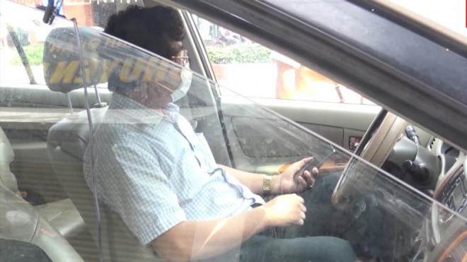 Thanh tra Sở Tài nguyên Môi trường cố thủ trong ô tô hơn 1 giờ khi vi phạm chống dịch - 1