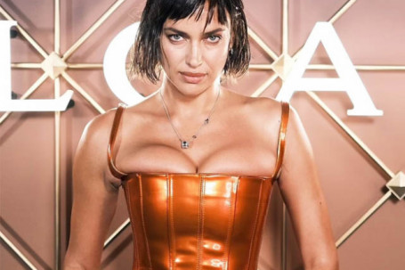 Irina Shayk gò ép cơ thể trong chiếc áo Phục Hưng bị chê “thảm hoạ”