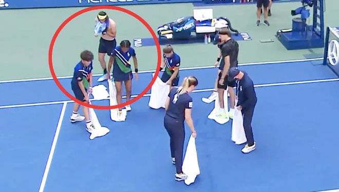 Ugly US Open: The opponent poured water on the field, "Prince"  Zverev bent over to wipe - 1