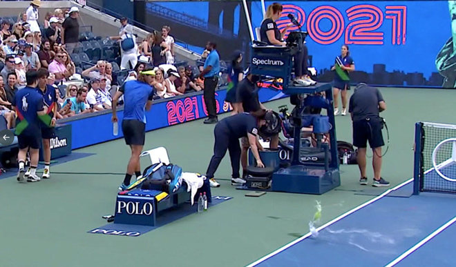 Ugly US Open: The opponent poured water on the field, "Prince"  Zverev bent over wiping - 3