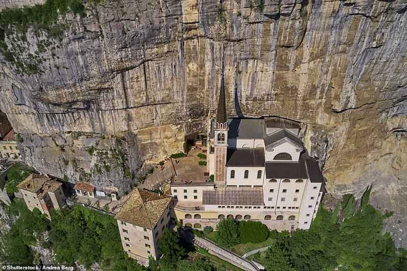 Nhà thờ 1000 năm tuổi tọa lạc tại vị trí không ai ngờ, sơ sẩy có thể mất mạng - 4