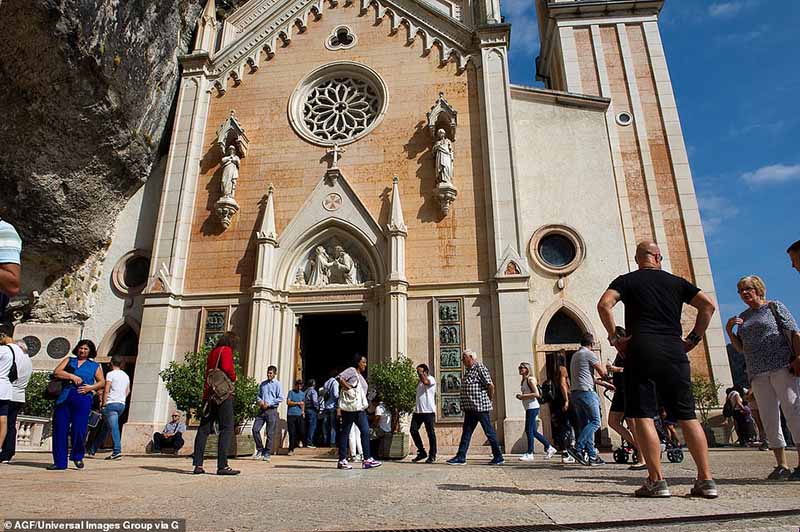 Nhà thờ 1000 năm tuổi tọa lạc tại vị trí không ai ngờ, sơ sẩy có thể mất mạng - 6