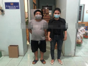 Đi tiêm vắc xin, “tiện tay” cầm luôn điện thoại của nhân viên y tế