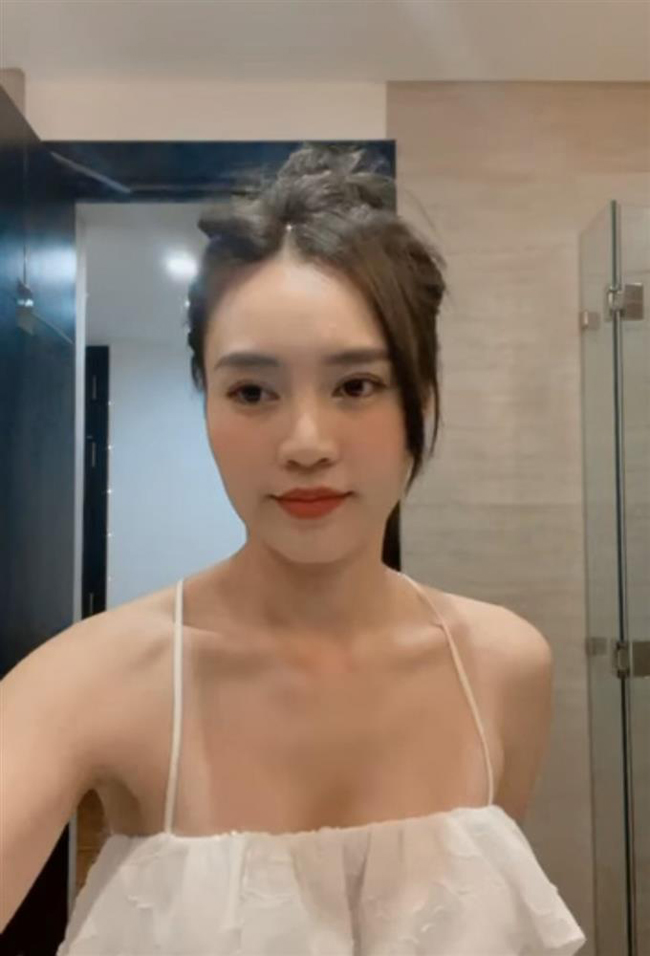 Trong khi đó, nữ diễn viên Ninh Dương Lan Ngọc cũng diện váy ngủ, khoe nhan sắc tươi tắn trong clip ở nhà chống dịch vui tươi lạc quan.
