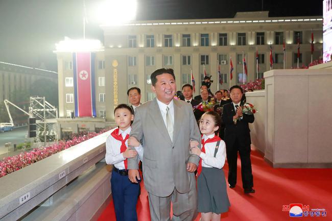 Ông Kim Jong-un lại xuất hiện với ngoại hình gây chú ý - 2