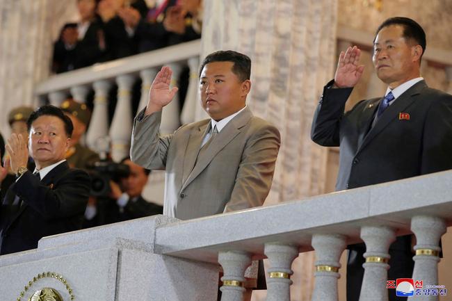 Ông Kim Jong-un lại xuất hiện với ngoại hình gây chú ý - 1