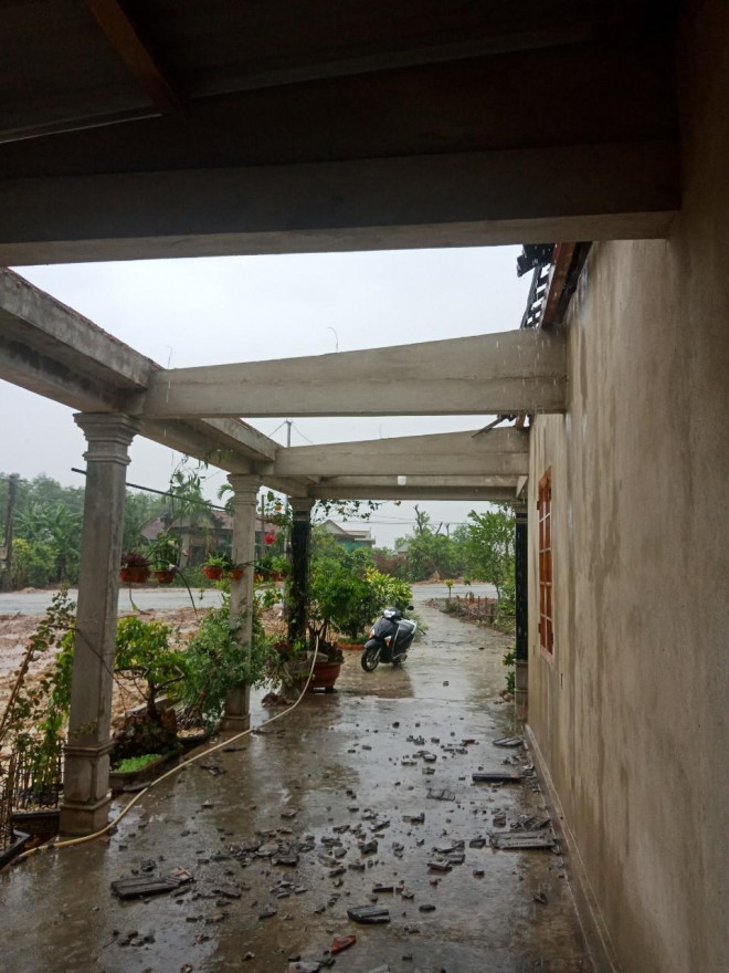 Bão số 5 chưa đổ bộ, nhiều nhà ở Thừa Thiên - Huế đã tốc mái - 1