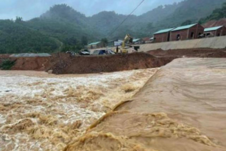 Video cận cảnh mưa lớn, nước cuốn trôi đập tràn, cô lập 76 dân ở Quảng Nam