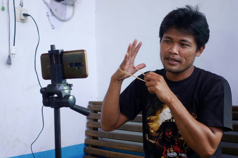Ngôi làng nghèo cả năm đi làm thuê đổi đời nhờ cùng nhau làm “Youtuber” - 1
