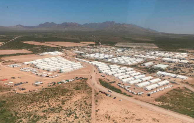 Mỹ công bố những hình ảnh đầu tiên về nơi tạm trú cho người tị nạn Afghanistan - 1