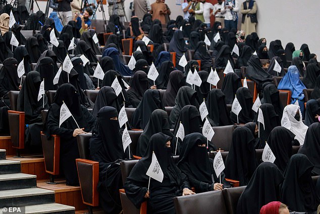 Hàng trăm phụ nữ Afghanistan trùm kín toàn thân, đến trường ủng hộ Taliban - 1