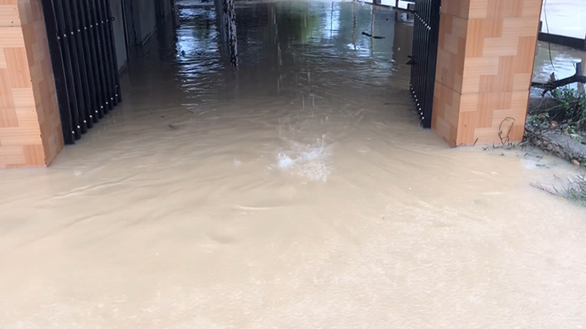 Mưa lớn, nhiều nhà dân ở Quảng Ngãi bị lũ bao vây - 2