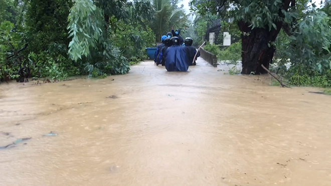 Mưa lớn, nhiều nhà dân ở Quảng Ngãi bị lũ bao vây - 3