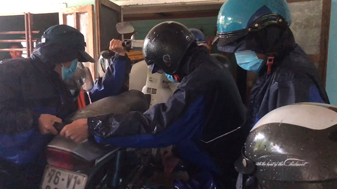 Mưa lớn, nhiều nhà dân ở Quảng Ngãi bị lũ bao vây - 4