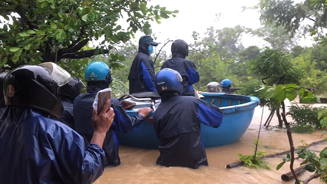Mưa lớn, nhiều nhà dân ở Quảng Ngãi bị lũ bao vây - 5