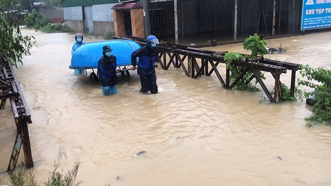 Mưa lớn, nhiều nhà dân ở Quảng Ngãi bị lũ bao vây - 6
