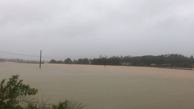 Mưa lớn, nhiều nhà dân ở Quảng Ngãi bị lũ bao vây - 7