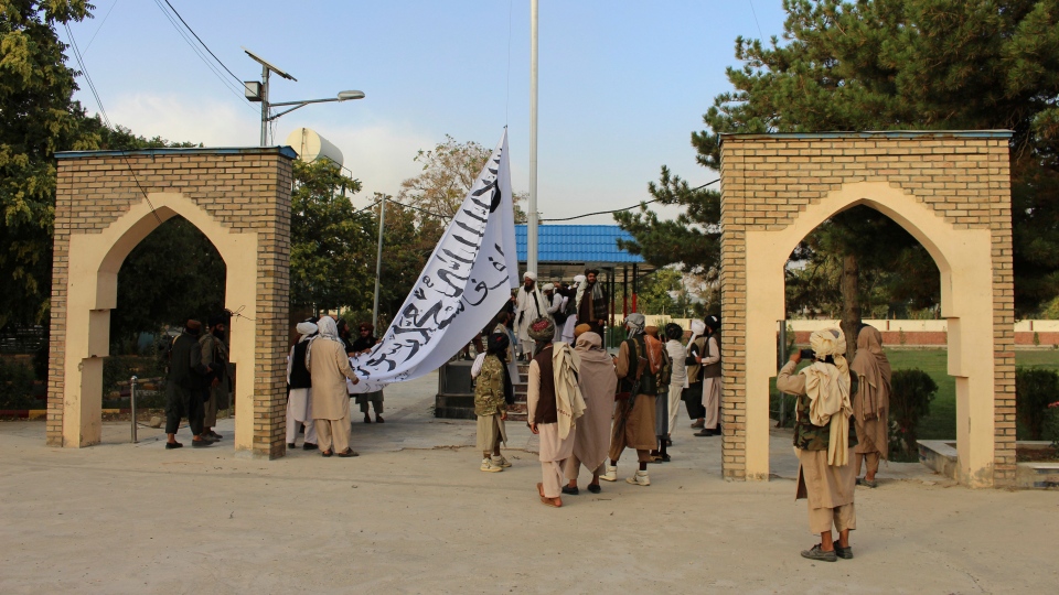 Taliban treo cờ ở dinh tổng thống vào đúng kịp kỷ niệm vụ khủng bố 11.9 - 1