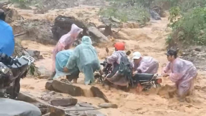 Video: Giây phút sinh tử của nhóm người vượt dòng nước lũ ở Quảng Nam - 1