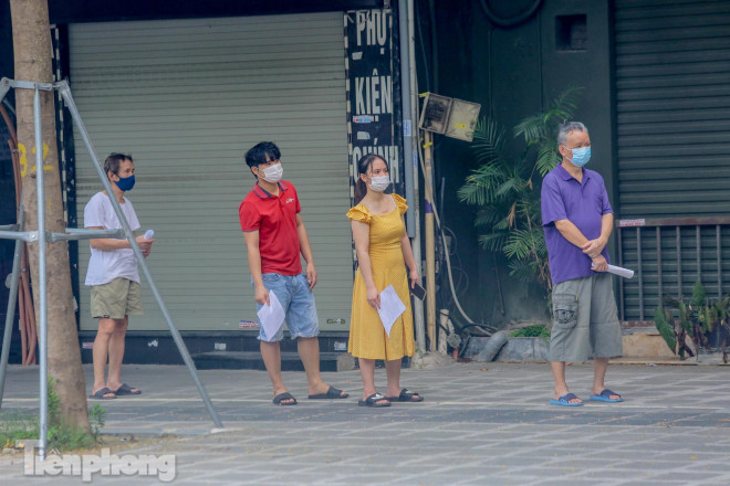 Cận cảnh thần tốc xét nghiệm COVID-19 ngay trên hè phố Hà Nội - 4