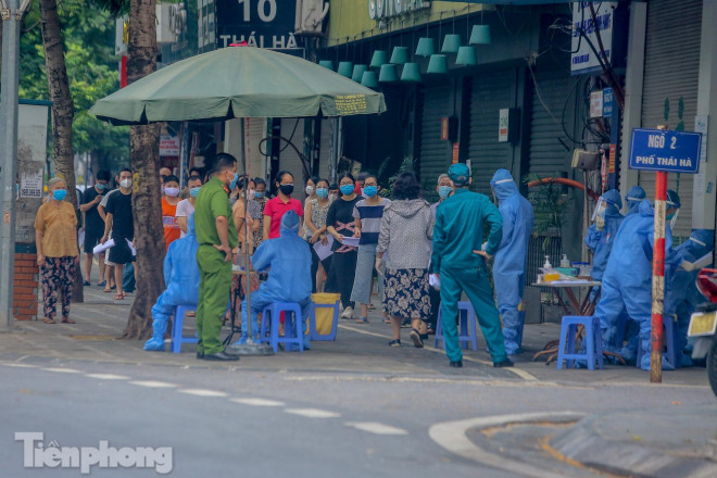 Cận cảnh thần tốc xét nghiệm COVID-19 ngay trên hè phố Hà Nội - 5