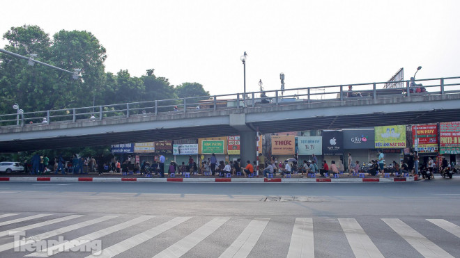 Cận cảnh thần tốc xét nghiệm COVID-19 ngay trên hè phố Hà Nội - 6