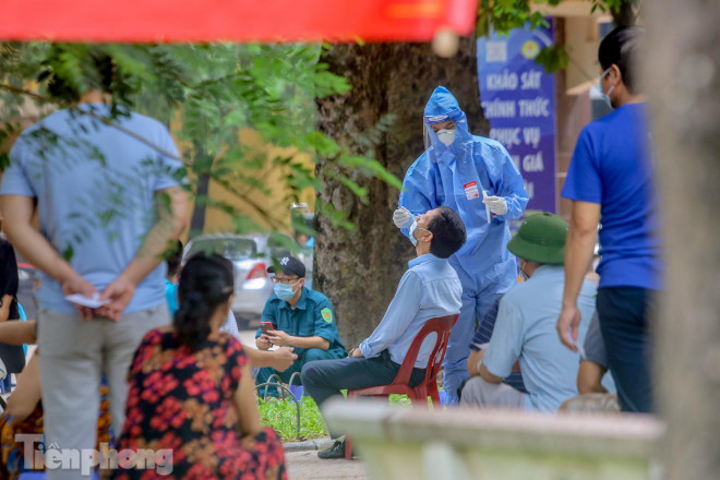 Cận cảnh thần tốc xét nghiệm COVID-19 ngay trên hè phố Hà Nội - 7