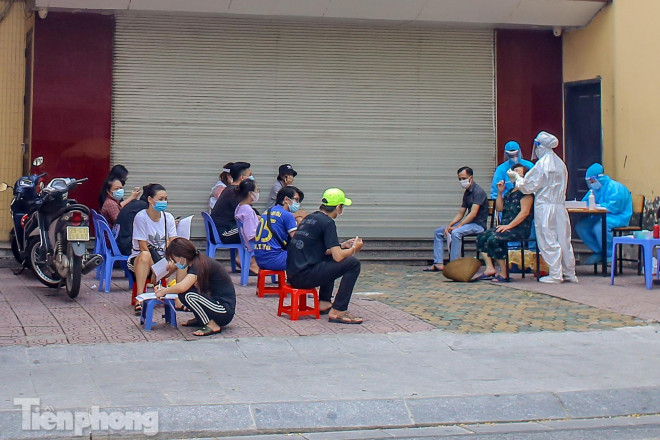Cận cảnh thần tốc xét nghiệm COVID-19 ngay trên hè phố Hà Nội - 11