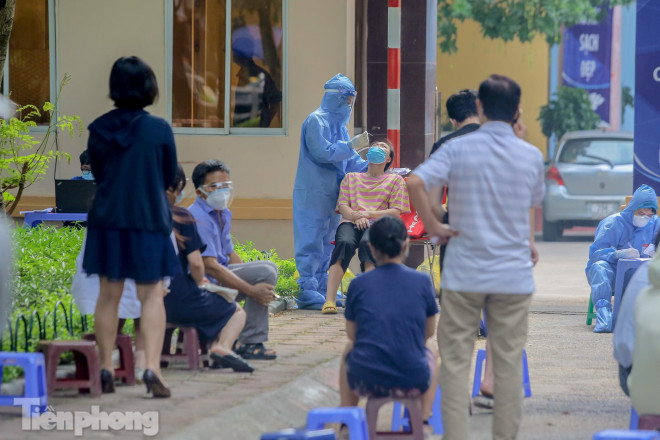 Cận cảnh thần tốc xét nghiệm COVID-19 ngay trên hè phố Hà Nội - 8