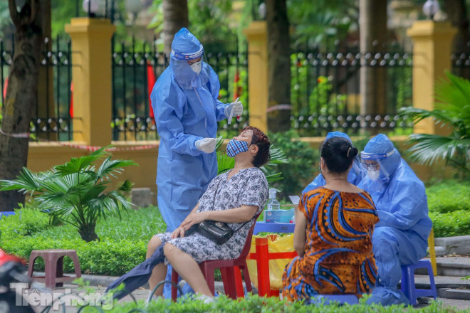 Cận cảnh thần tốc xét nghiệm COVID-19 ngay trên hè phố Hà Nội - 9