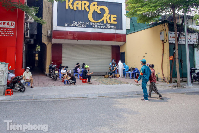 Cận cảnh thần tốc xét nghiệm COVID-19 ngay trên hè phố Hà Nội - 10