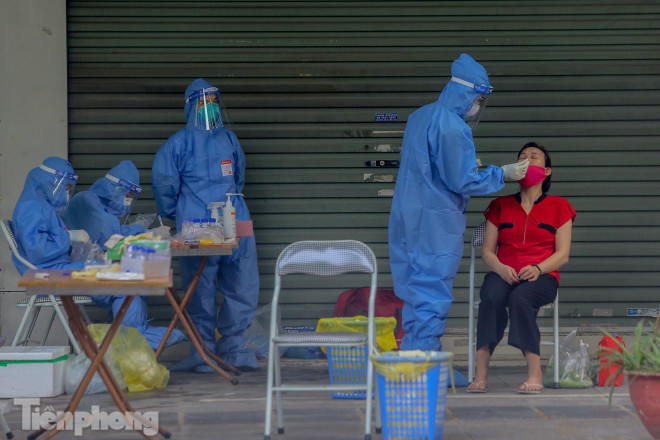 Cận cảnh thần tốc xét nghiệm COVID-19 ngay trên hè phố Hà Nội - 13