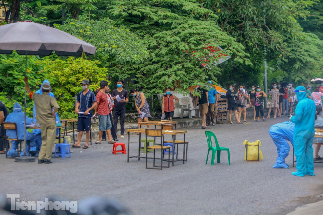 Cận cảnh thần tốc xét nghiệm COVID-19 ngay trên hè phố Hà Nội - 14