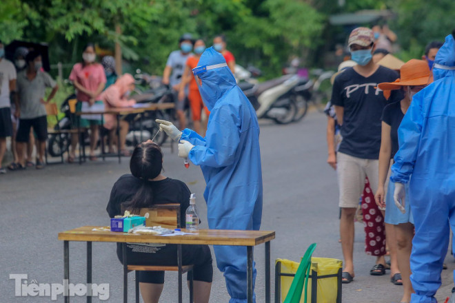 Cận cảnh thần tốc xét nghiệm COVID-19 ngay trên hè phố Hà Nội - 15