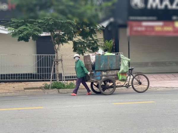 Xúc động với hình ảnh mẹ diễn viên "Kính vạn hoa" thu gom rác thải mùa dịch - 1