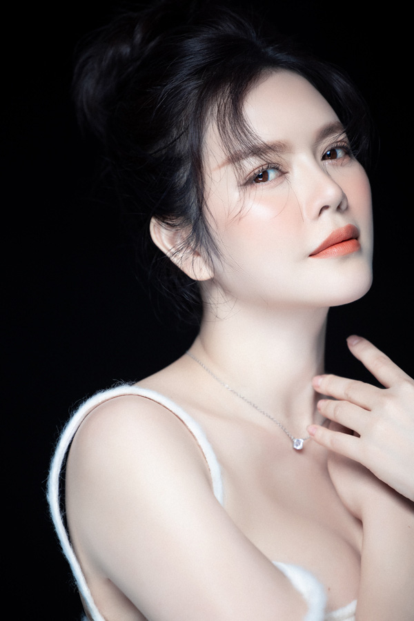 Lý Nhã Kỳ o ép vòng 1 tự nhiên đầy đặn - 10