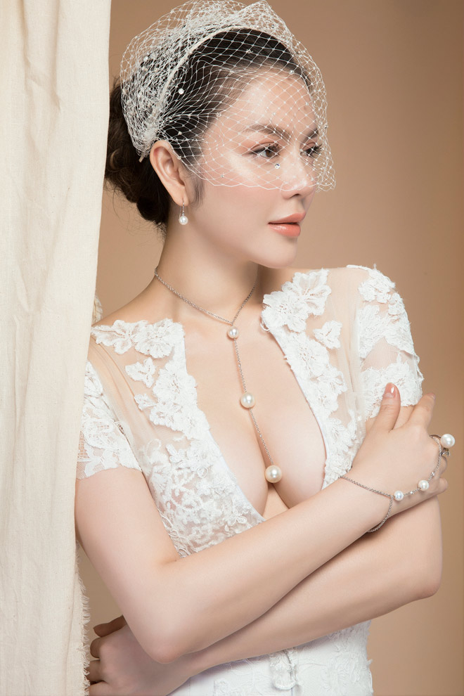 Lý Nhã Kỳ o ép vòng 1 tự nhiên đầy đặn - 11