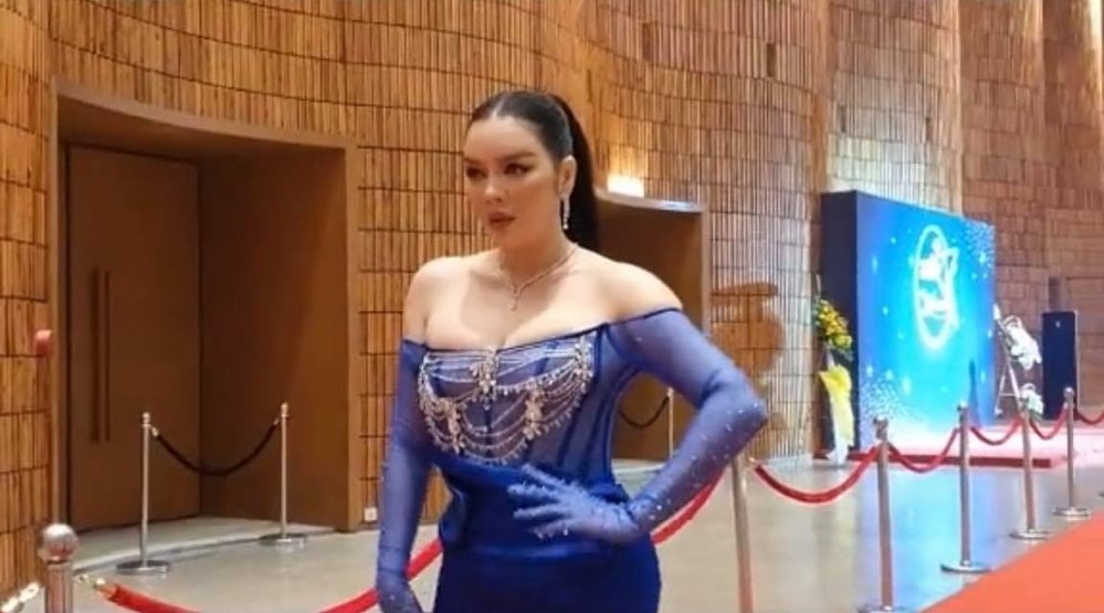Lý Nhã Kỳ o ép vòng 1 tự nhiên đầy đặn - 5