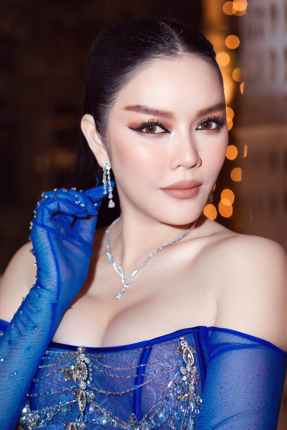Lý Nhã Kỳ o ép vòng 1 tự nhiên đầy đặn - 6