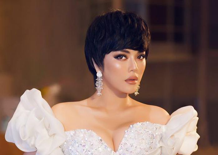 Lý Nhã Kỳ o ép vòng 1 tự nhiên đầy đặn - 9