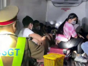 Sốc: 15 người có cả trẻ em trong thùng xe đông lạnh "thông chốt"