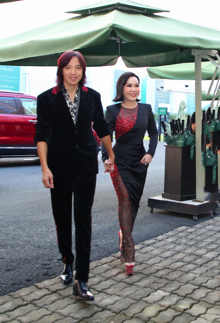 Việt Hương tiết lộ tình trạng của ông xã: "Đi không nổi nữa nên nằm một chỗ rồi" - Ngôi sao