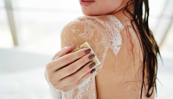 Cách trị mụn cơ thể để làn da luôn láng mịn, mềm mại - 3