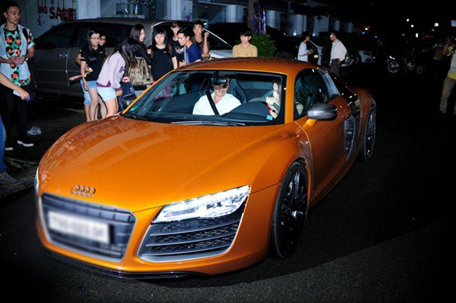 Chiếc Audi R8 được Thủy Tiên yêu thích nhất có thiết kế nhỏ nhắn màu cam, giá khoảng 16 tỷ đồng. Đây cũng là món quà mà Công Vinh tặng cho vợ.
