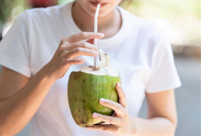 Nước dừa tốt cho sức khỏe, nhưng uống nước dừa sau tiêm vắc-xin phòng COVID-19  cách này lại có hại