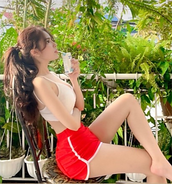 Hot girl Đinh Triệu Đoan Nghi cũng từng lăng xê gym short. Ở đây cô mặc áo croptop màu trắng phối cùng gym short đỏ. 
