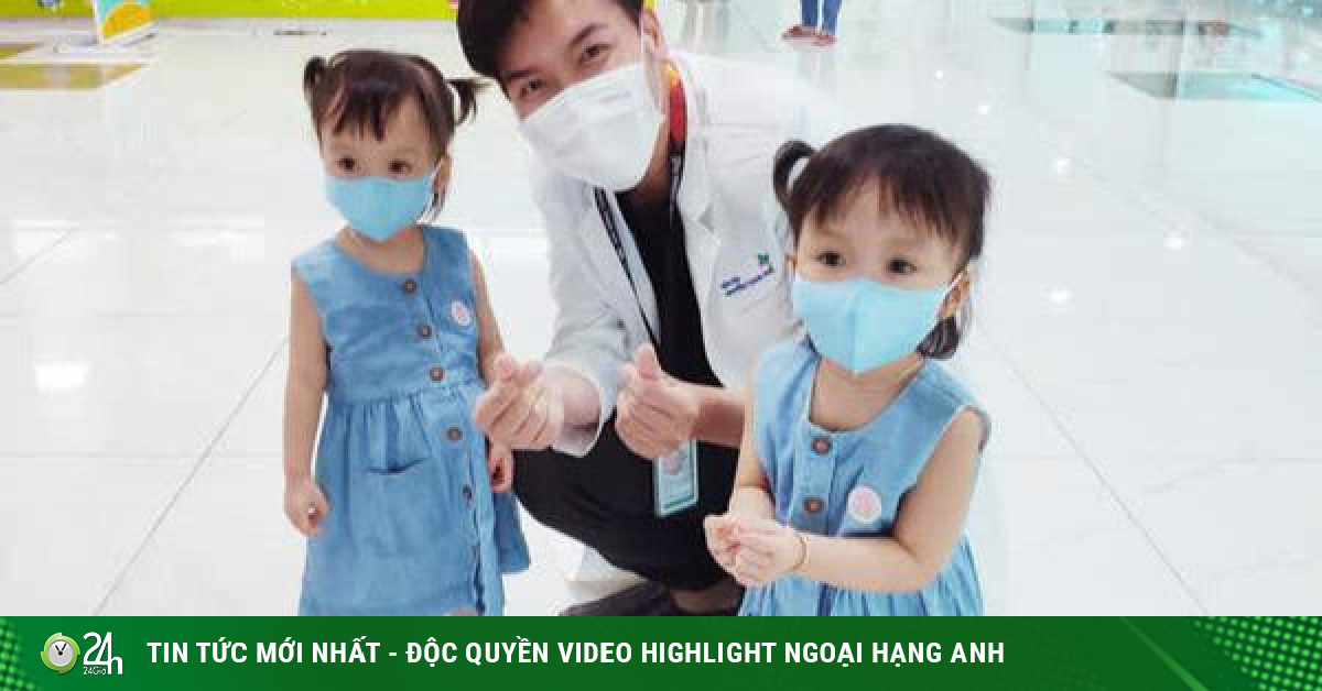 Hình ảnh mới cực đáng yêu của Trúc Nhi - Diệu Nhi khi đi tiêm chủng