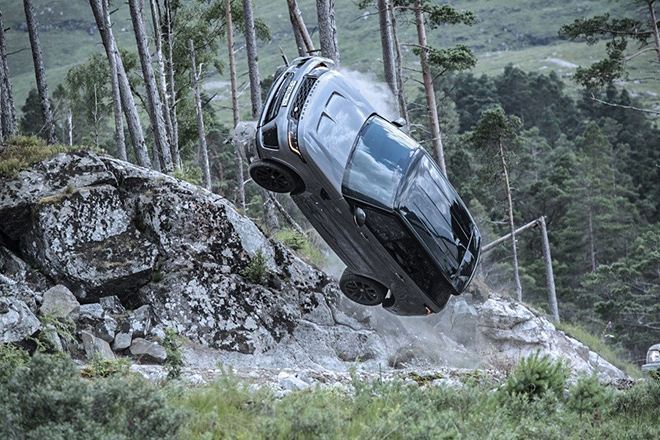 Range Rover Sport SVR bị phá nát không thương tiếc trong cảnh quay phim 007 - 1